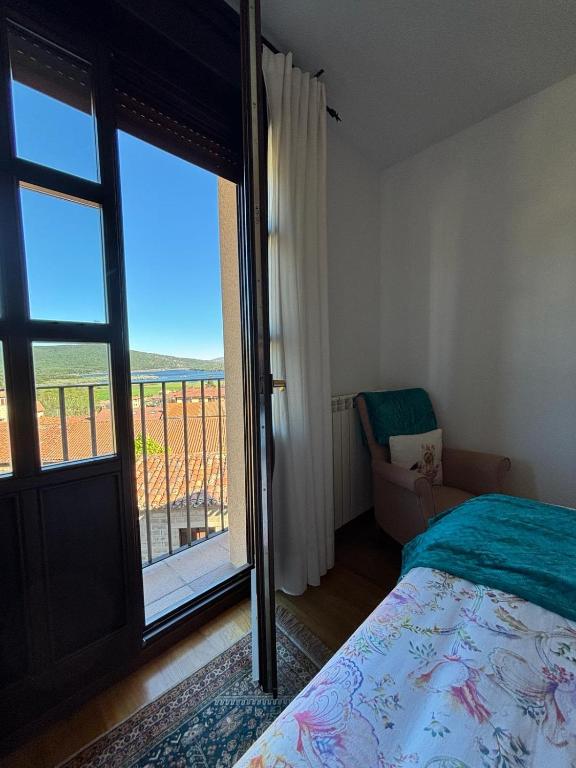 A bed or beds in a room at Apartamento Mirador del Pantano 1