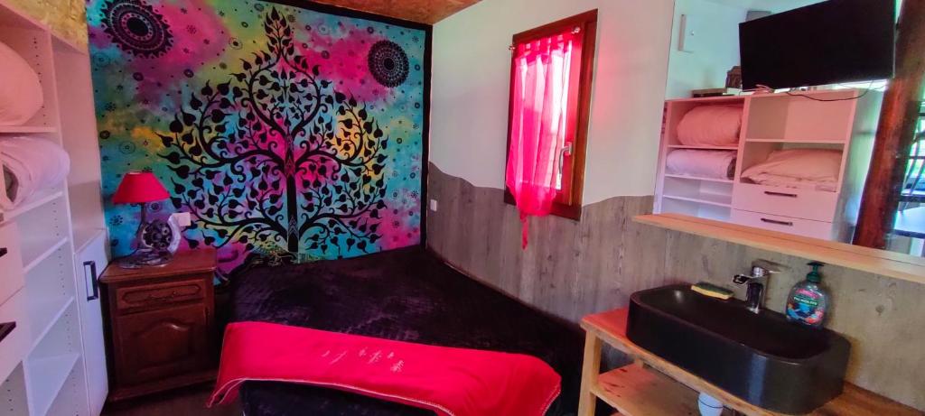 ein kleines Zimmer mit einem Waschbecken und einem Spiegel in der Unterkunft Mon cocon in Xonrupt-Longemer