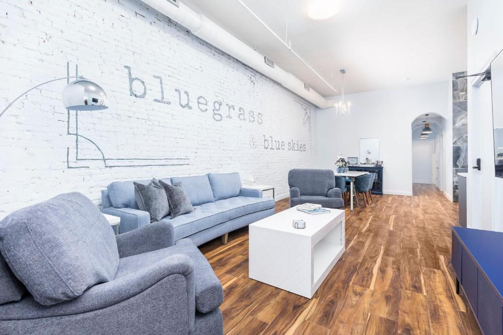 Lavish Blue Suite 5 with Hollyhock tesisinde bir oturma alanı