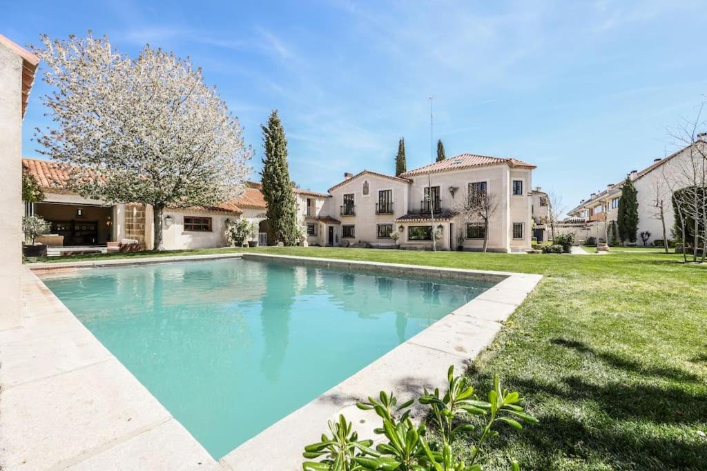 uma piscina no quintal de uma casa em Stunning 13th Century Luxury Villa* Garden & Pool em Ávila