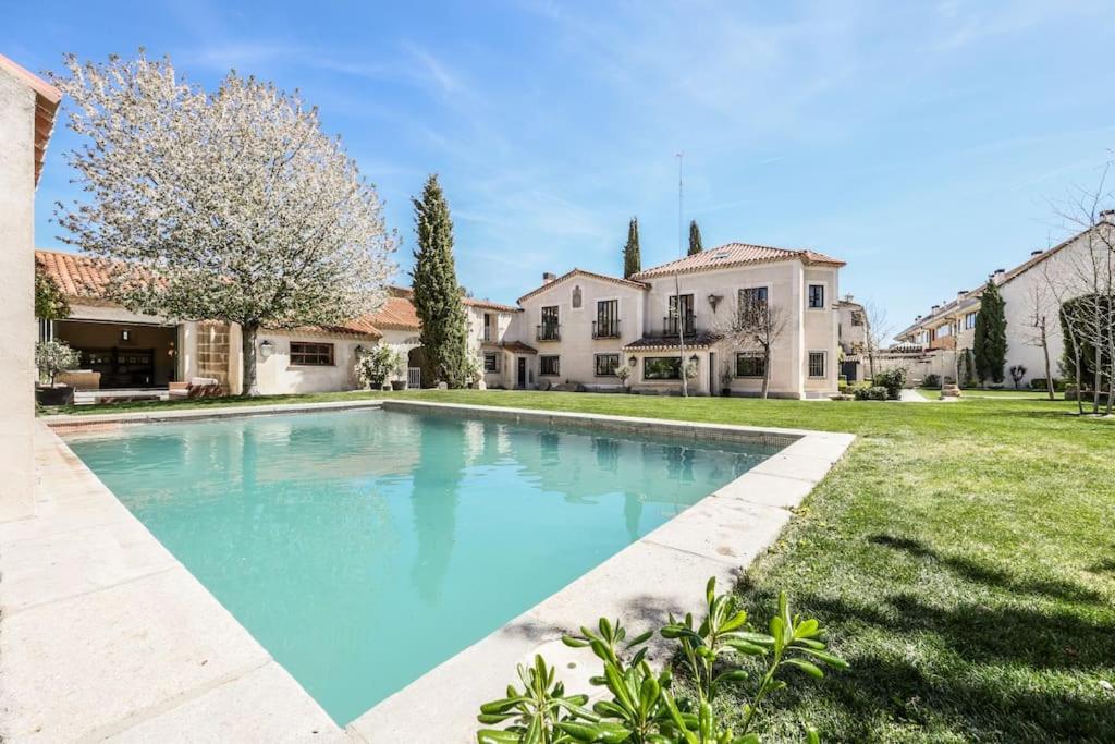 ein Swimmingpool im Hof eines Hauses in der Unterkunft Stunning 13th Century Luxury Villa* Garden & Pool in Avila