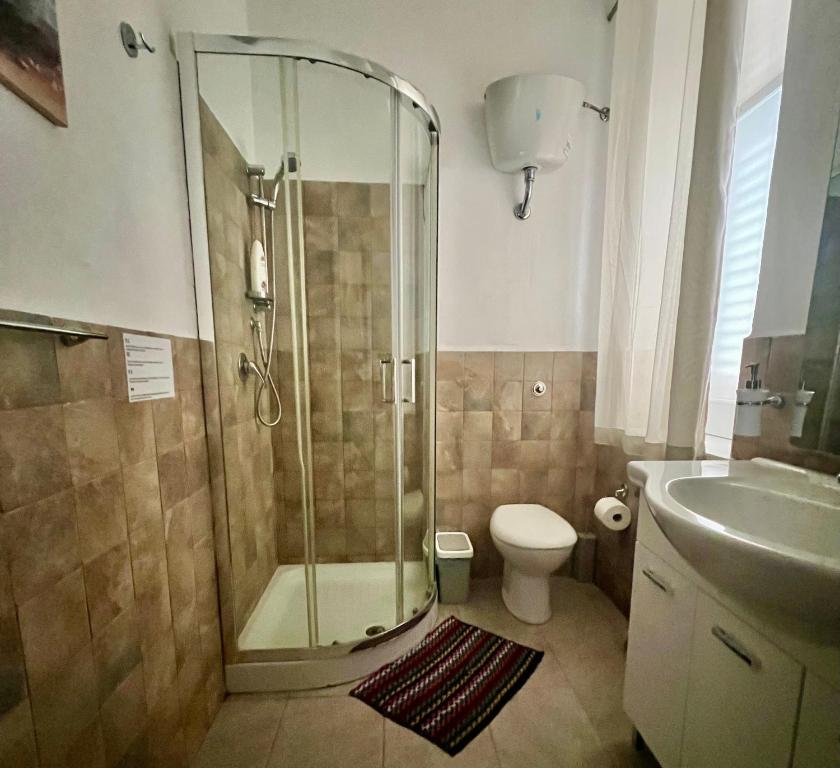 A bathroom at Villa GLORIA intero alloggio sulla spiaggia 8 posti letto 15 minuti da Palermo e 35 da Cefalu