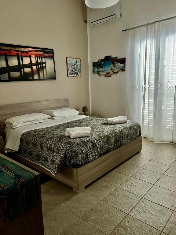 A bed or beds in a room at Villa GLORIA intero alloggio sulla spiaggia 8 posti letto 15 minuti da Palermo e 35 da Cefalu
