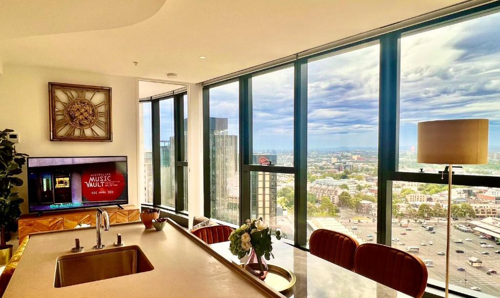 TV a/nebo společenská místnost v ubytování Highrise Best Location 2 Bedrooms & 2 Bathrooms