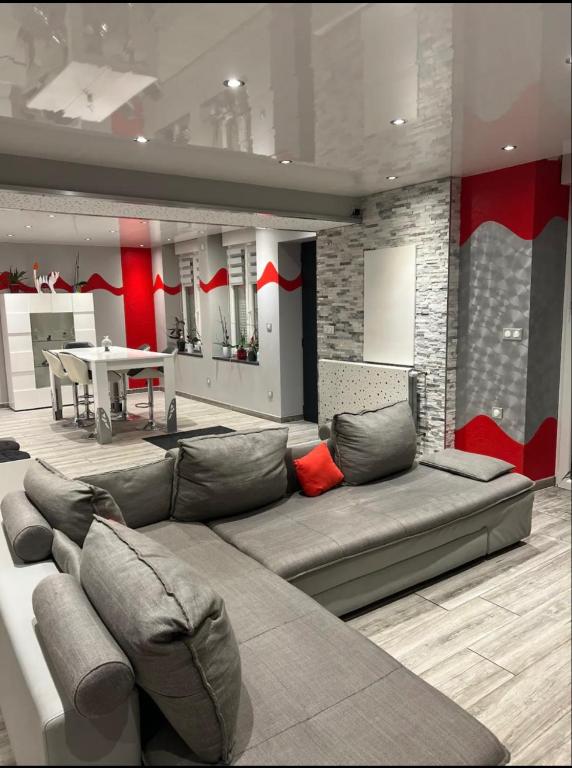 un salon avec un canapé et une table dans l'établissement Chez Amandine, à Osne-le-Val