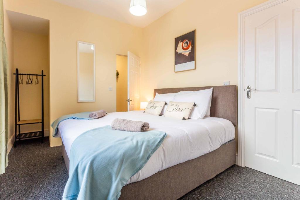 1 dormitorio con 1 cama grande y toallas. en Spectacular House with Patio in Carlisle, en Carlisle