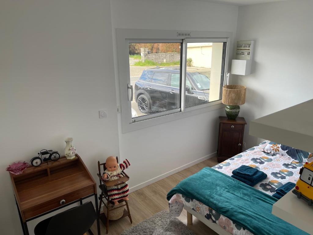 une chambre avec un lit, un bureau et une fenêtre dans l'établissement Rapas, à Erdeven