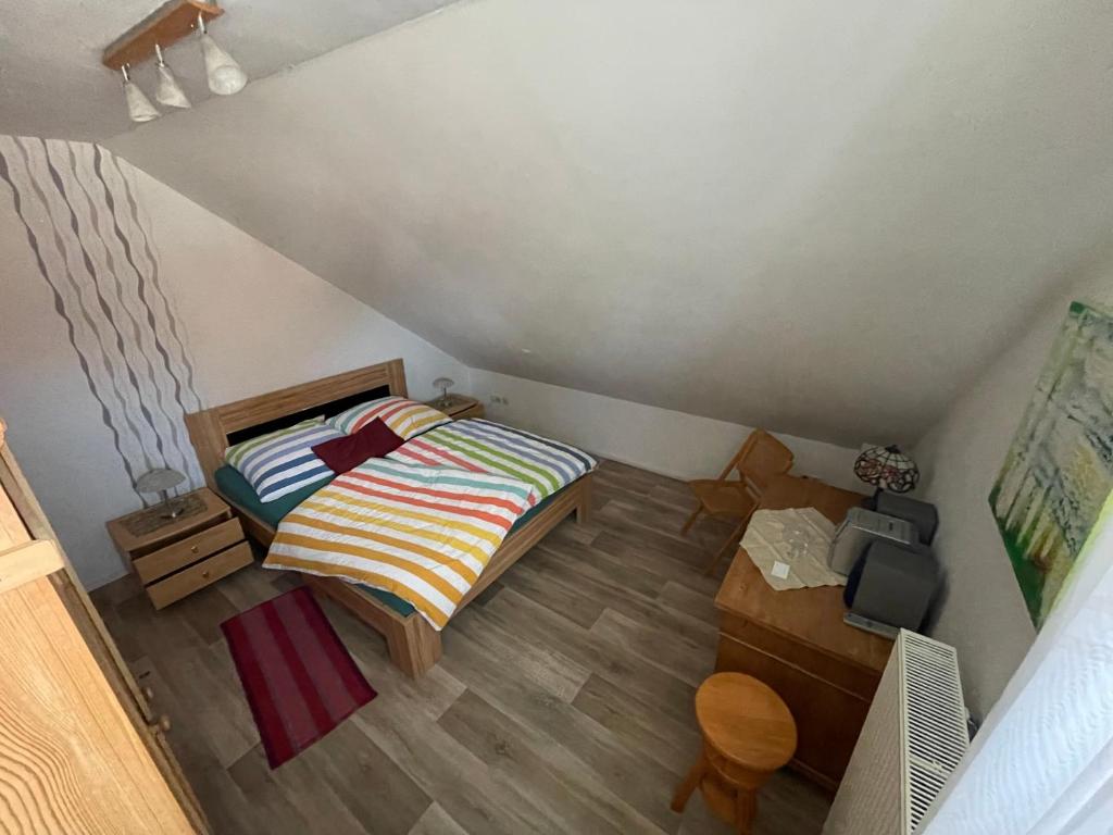 Dormitorio pequeño con cama en el ático en Silvia Busche, en Obernkirchen