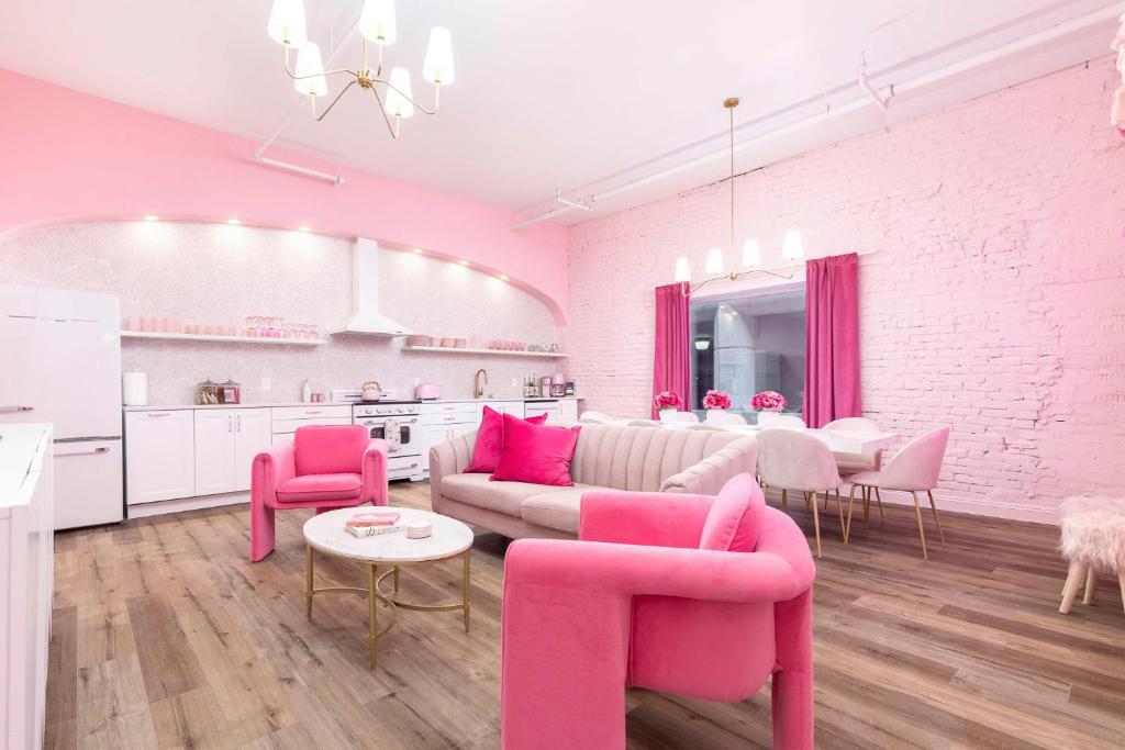 uma sala de estar cor-de-rosa com mobiliário cor-de-rosa e uma mesa em Kentucky Princess Pretty in Pink em Louisville