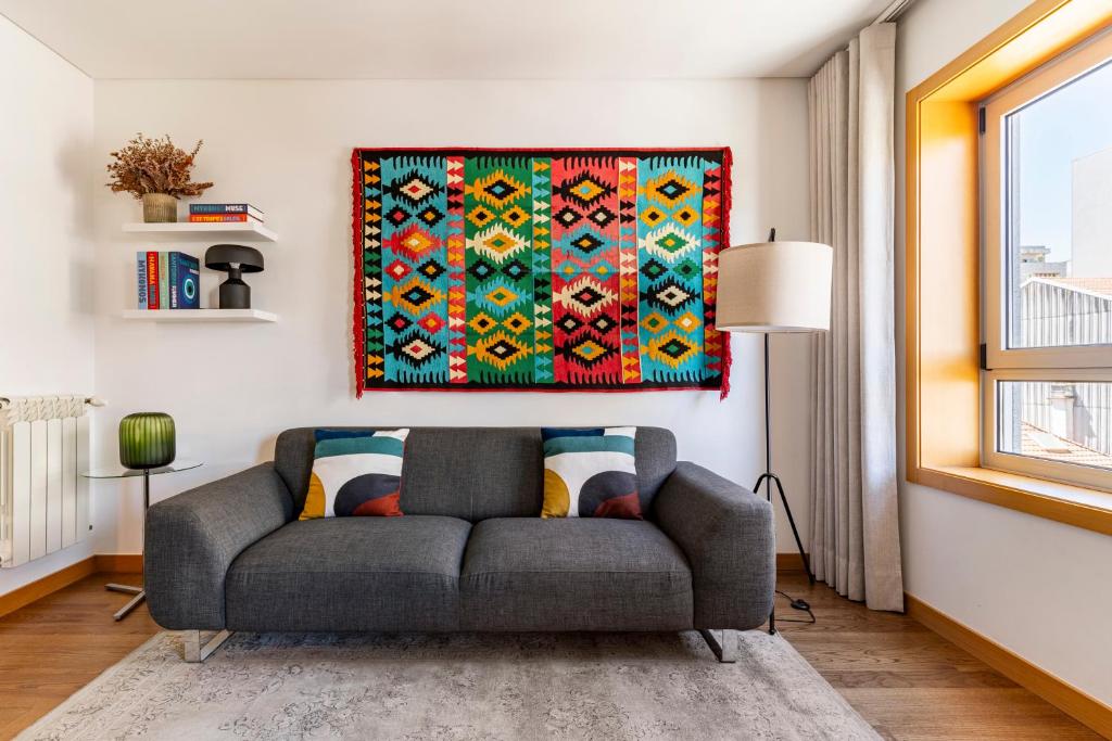 salon z kanapą i obrazem na ścianie w obiekcie Breeze Apartment - Matosinhos w mieście Matosinhos