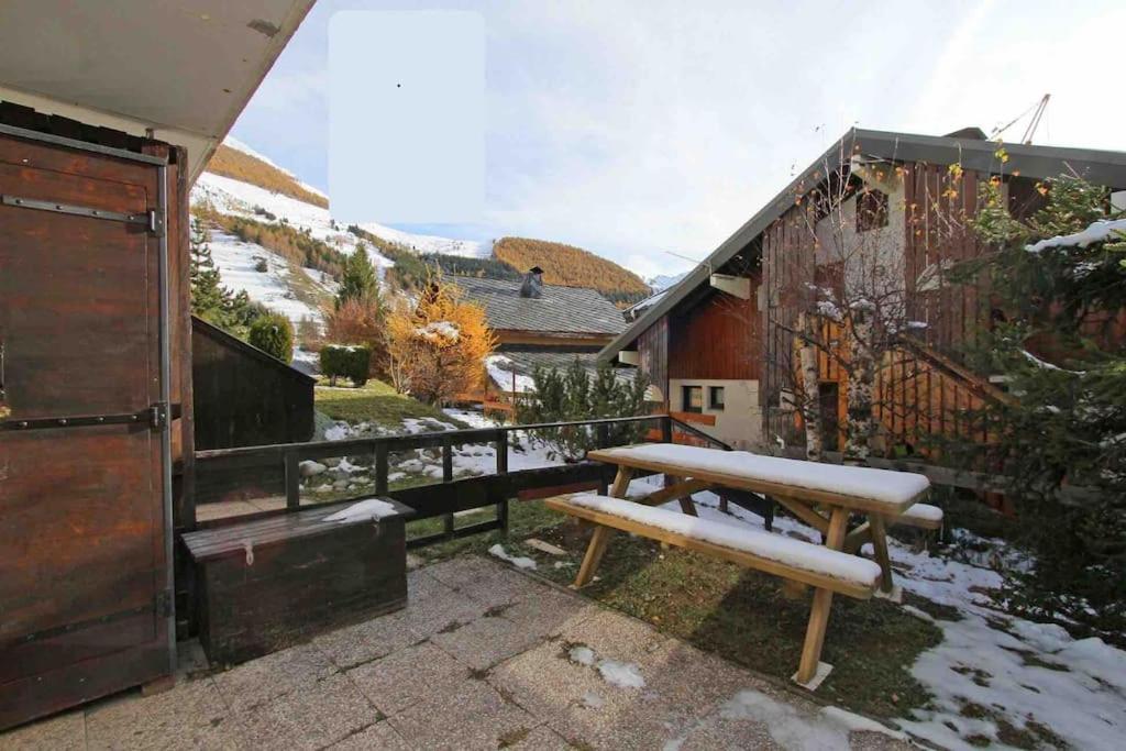 un banc assise sur un balcon enneigé dans l'établissement Appartement dans chalet Les Deux Alpes, à Les Deux Alpes