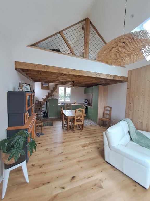un salon avec un canapé blanc et une table dans l'établissement Les Goelettes à 250 m de la plage, à Barneville-Carteret