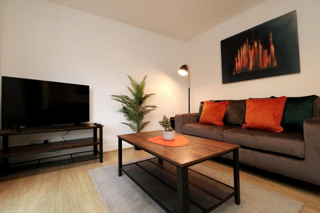 sala de estar con sofá y mesa de centro en 2 Bedroom GF Home - Private Parking and Garden en Lancaster