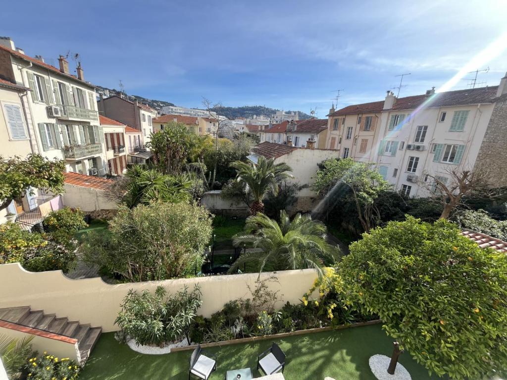 - une vue sur une cour avec des arbres et des bâtiments dans l'établissement Cannes appartement à louer, à Cannes