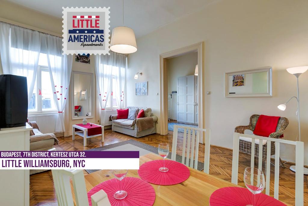 uma sala de estar com guarda-sóis vermelhos numa mesa em Little Americas Ring Apartments em Budapeste