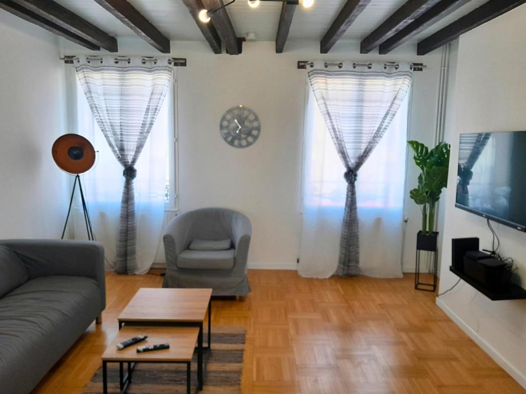 ル・アーヴルにあるVilla 4 Ch Plein Centre Havreのソファと2つの窓があるリビングルーム