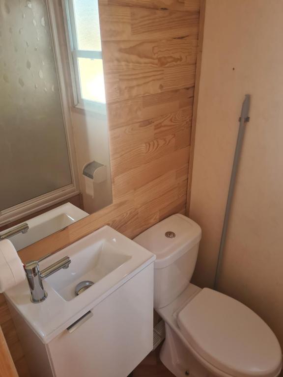 uma casa de banho com um WC branco e um lavatório. em Caravans spanien em La Marquesa
