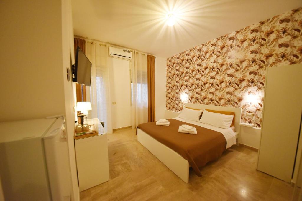 een slaapkamer met een bed en een muur bij Locazione Turistica dello Stretto in Messina