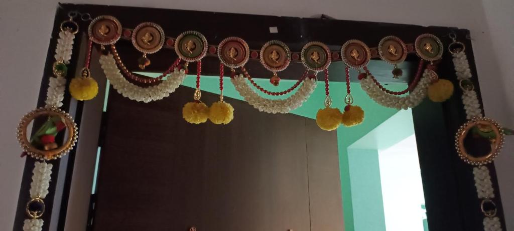 Ein Haufen Perlen hängt an einem Vorhang in der Unterkunft Indilife nature in Pune