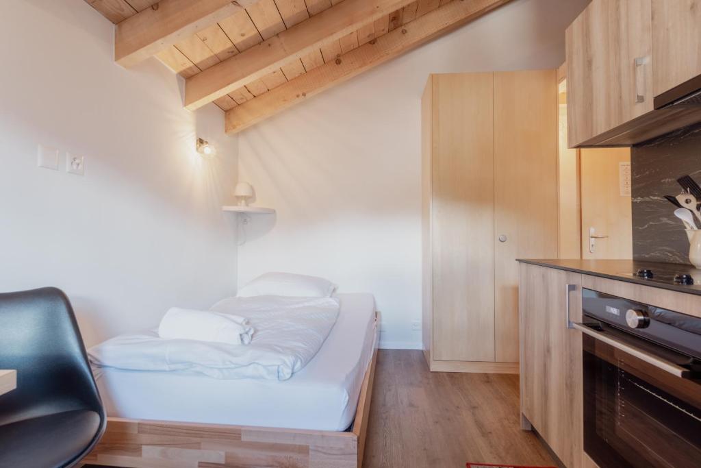 Habitación pequeña con cama en la cocina en Studio rénové à Grimentz en Grimentz