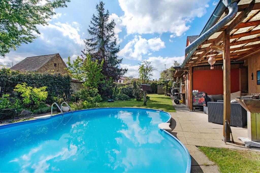 a swimming pool in the backyard of a house at Obere Ferienwohnung im Nebengebäude in Ruhland
