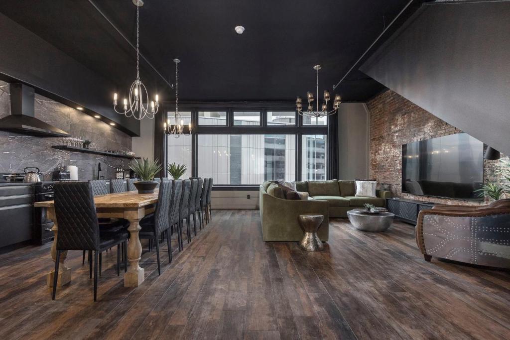 een keuken en een woonkamer met een tafel en stoelen bij Penthouse Grand Executive Suite in Louisville