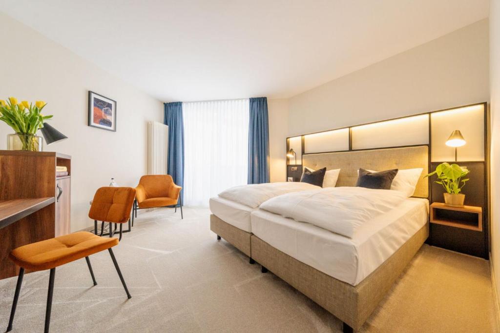 巴貝的住宿－希爾索霍斯酒店，酒店客房设有一张大床和一张书桌。
