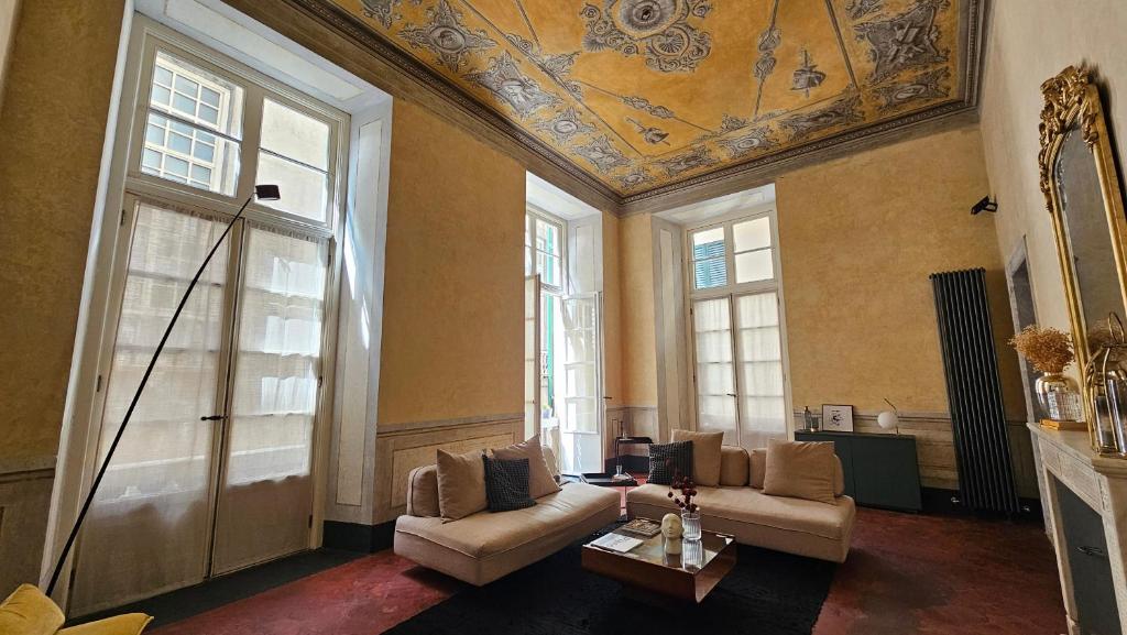 uma sala de estar com um sofá e um tecto em Eleven Luxury Suite em Gênova