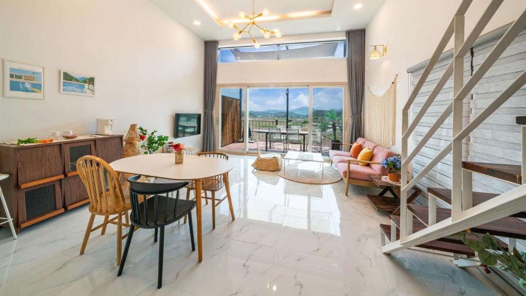 a living room with a table and chairs at Majoong Pool Villa Pension 