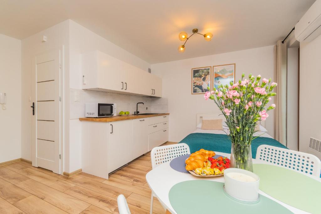 Kuchyň nebo kuchyňský kout v ubytování APARTAMENTY MIERZEJA - STEGNA PARK STUDIO, 500 m od plaży
