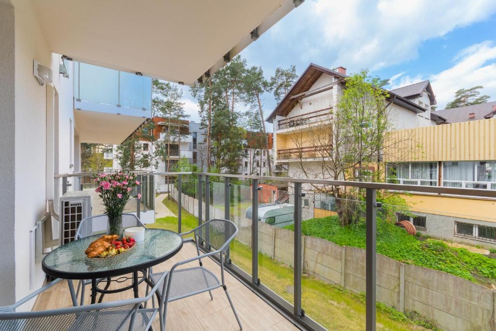 Balkón nebo terasa v ubytování APARTAMENTY MIERZEJA - STEGNA PARK STUDIO, 500 m od plaży