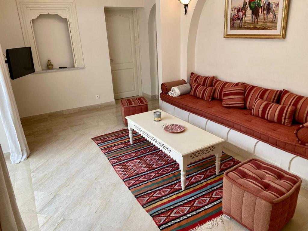 馬赫迪耶的住宿－Dar Set El Kol, Résidence de charme à Mahdia，带沙发和咖啡桌的客厅