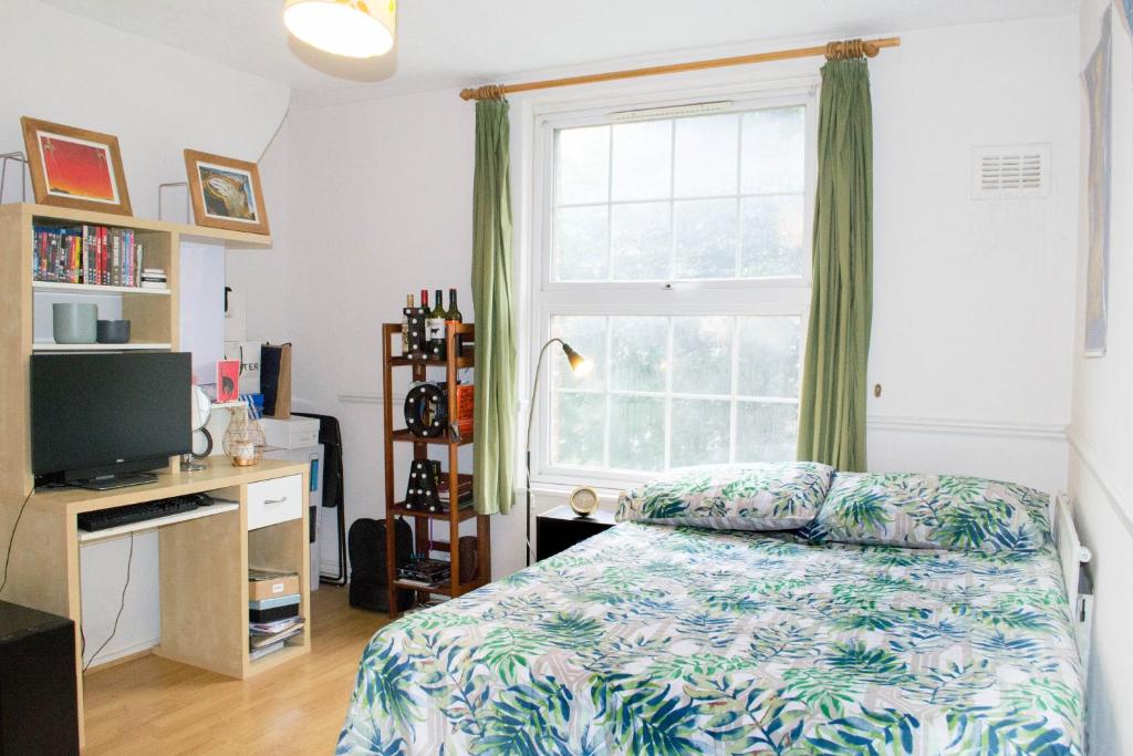 Un pat sau paturi într-o cameră la Angel Newbery