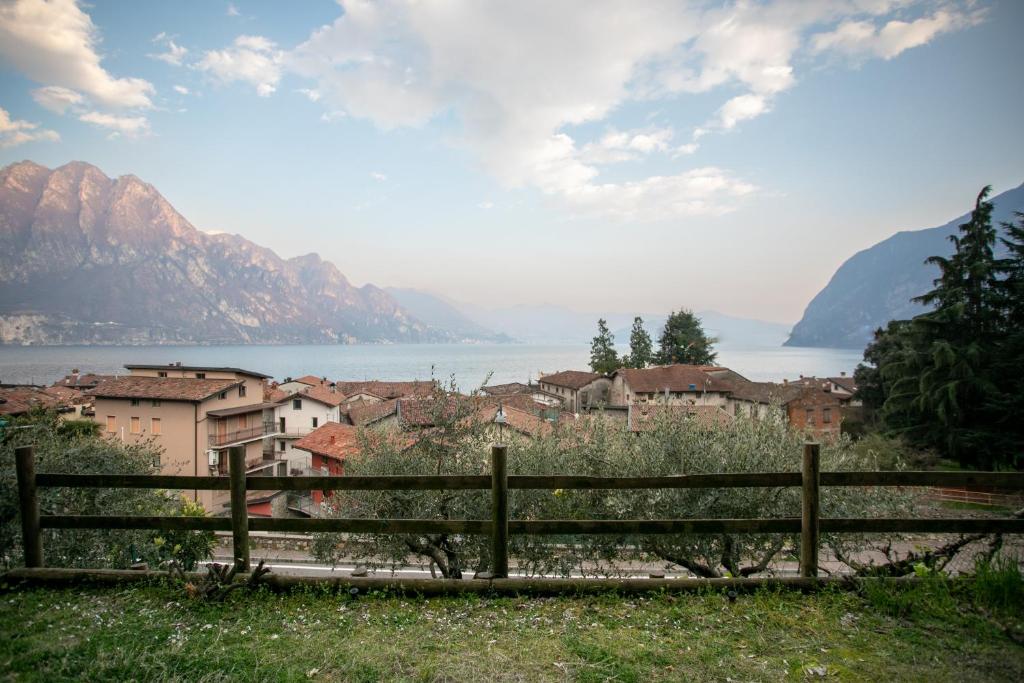 Una vista de una ciudad desde detrás de una valla de madera. en IseoLakeRental - Casa Angelica, en Riva di Solto