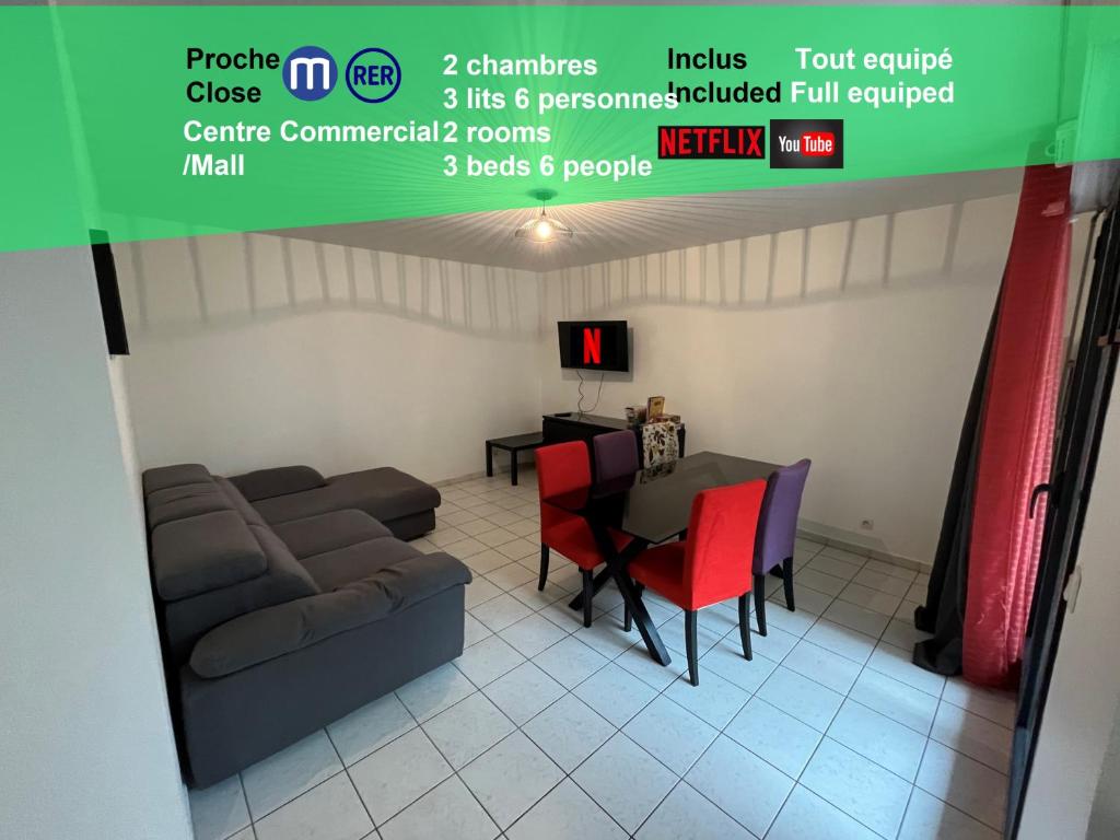 Cette chambre comprend un canapé, une table et des chaises. dans l'établissement Casa Jamin - Metro - Wifi - Parking - Dream Host, à Saint-Denis