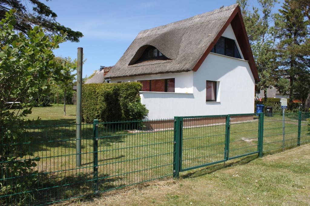 a house with a thatched roof and a fence at "Fewo-Ulla- 1" Ferienwohnung im EG in Dierhagen