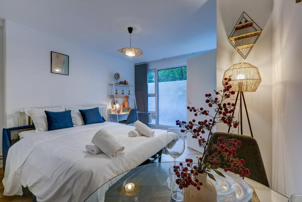 une chambre avec un lit et une table en verre dans l'établissement Gare Austerlitz Renovated & comfortable 8 guests, à Paris