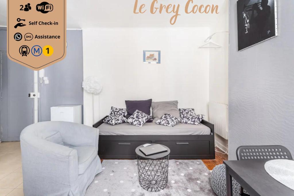 Zimmer mit einem Bett, einem Stuhl und einem Tisch in der Unterkunft Le Grey Cocon - Studio cosy aux portes de Paris in Saint-Mandé