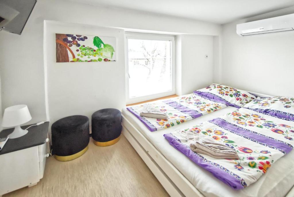 Postel nebo postele na pokoji v ubytování Penzion bazén víno sklep U Palečků