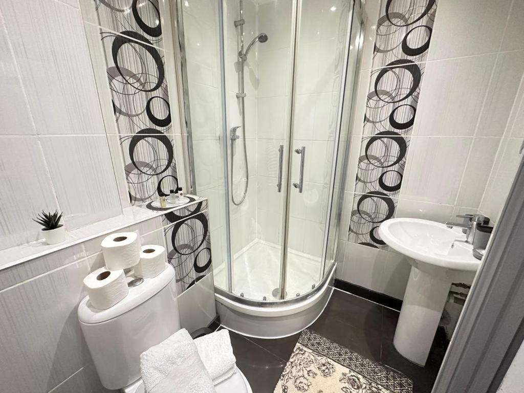 Een badkamer bij 1 Bedroom and Livingroom Apartmenr In Central London