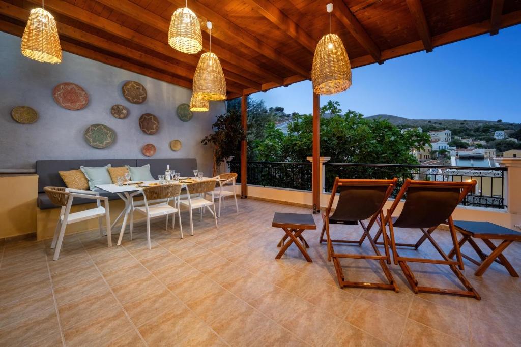 Balkón nebo terasa v ubytování Symiland Villa