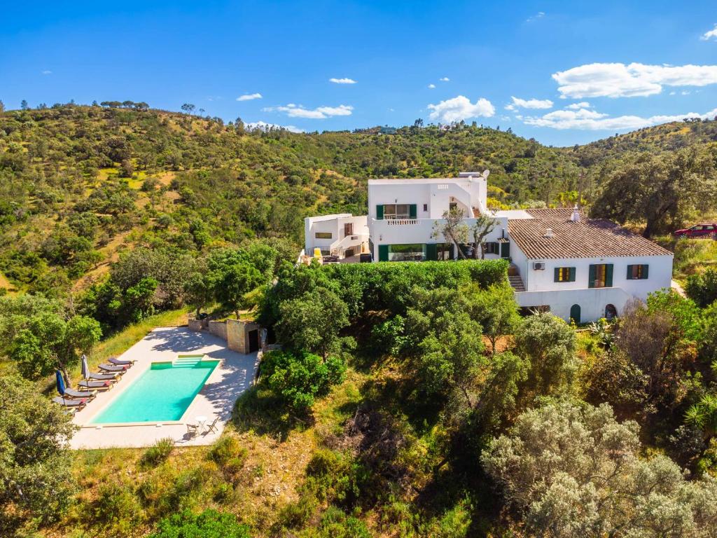 een luchtzicht op een villa met een zwembad bij Villa Eiras Altas Grande by Portucasa in Corte Vidreiro
