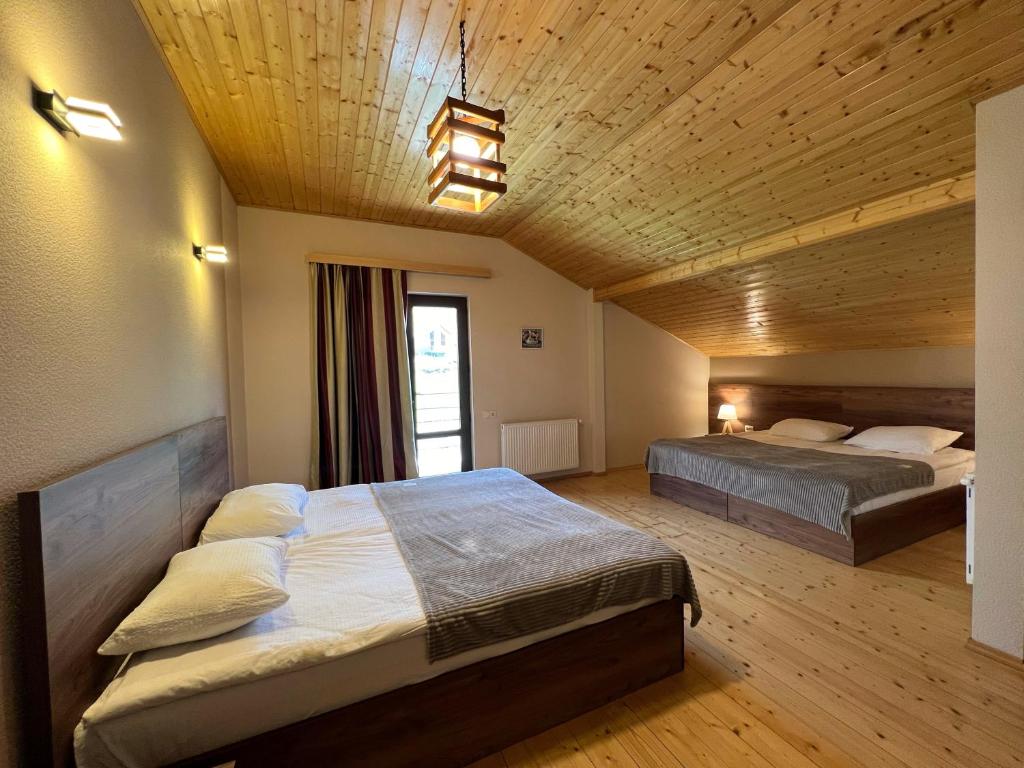 Postel nebo postele na pokoji v ubytování Hotel Axien Kazbegi