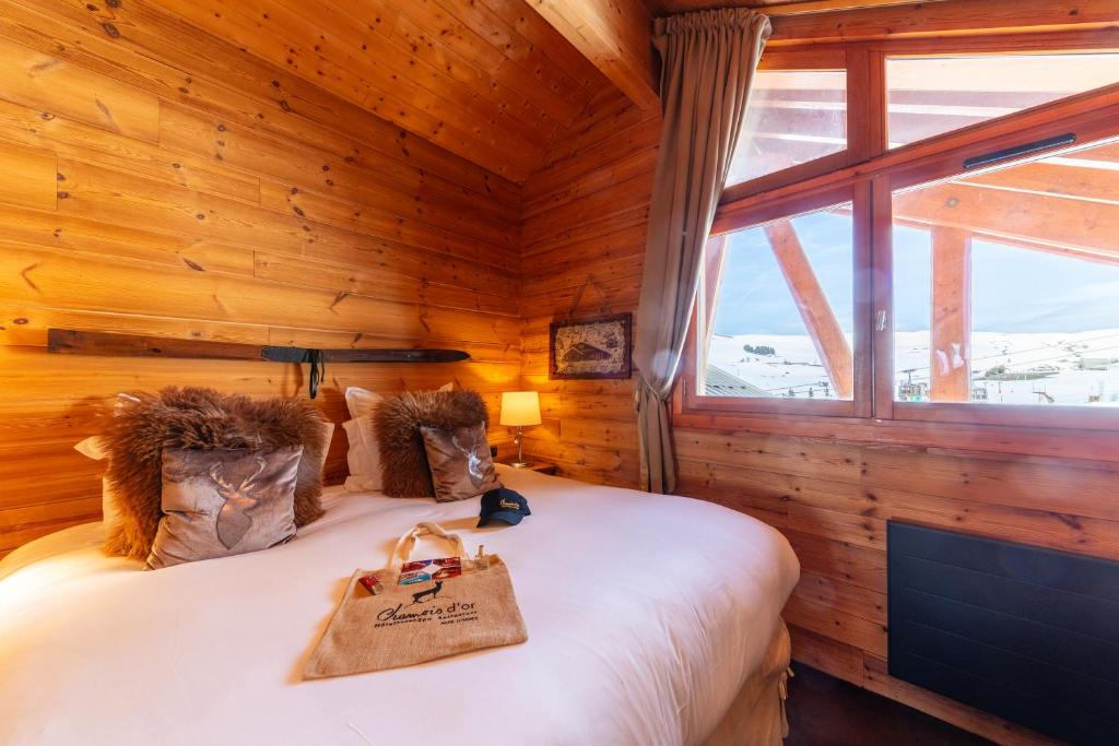 Postel nebo postele na pokoji v ubytování Hôtel Au Chamois d'Or by Les Etincelles