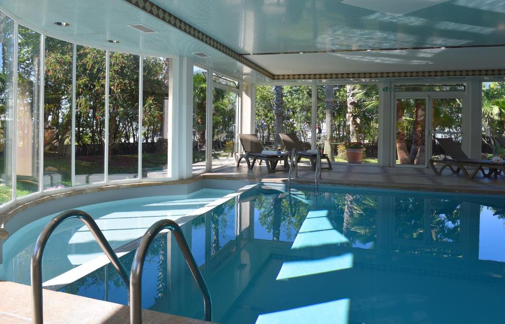 - une piscine dans une maison aux parois de verre dans l'établissement Ostella Spa & Resort, à Bastia