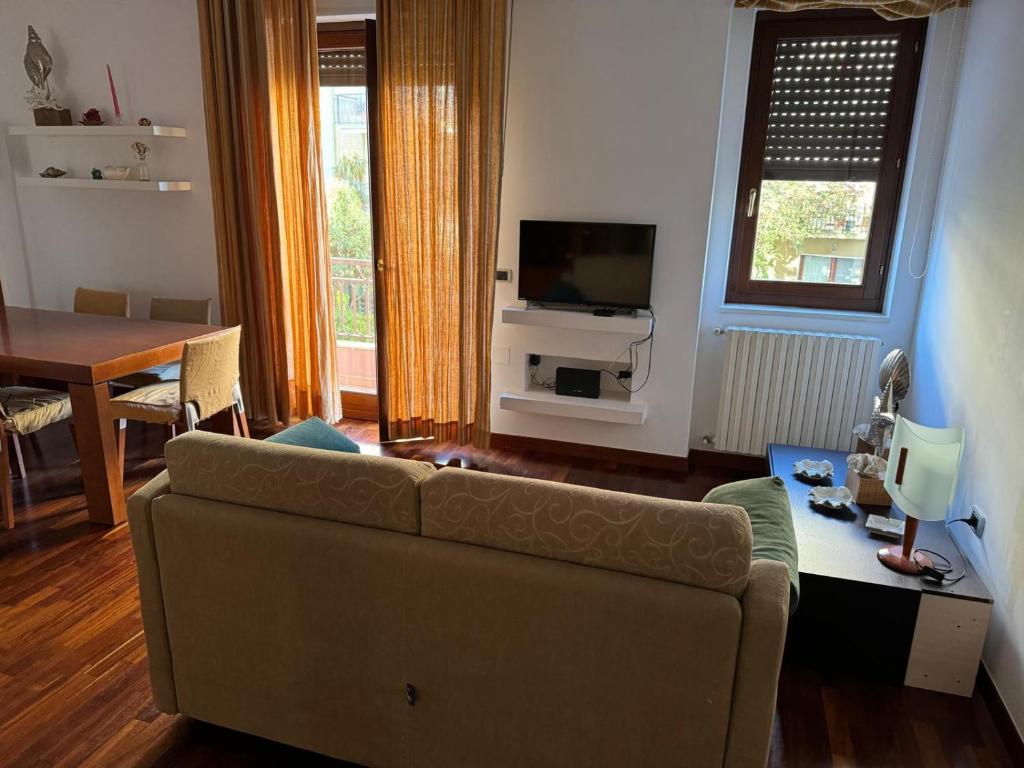 uma sala de estar com um sofá e uma televisão em RG HOUSE em Trani