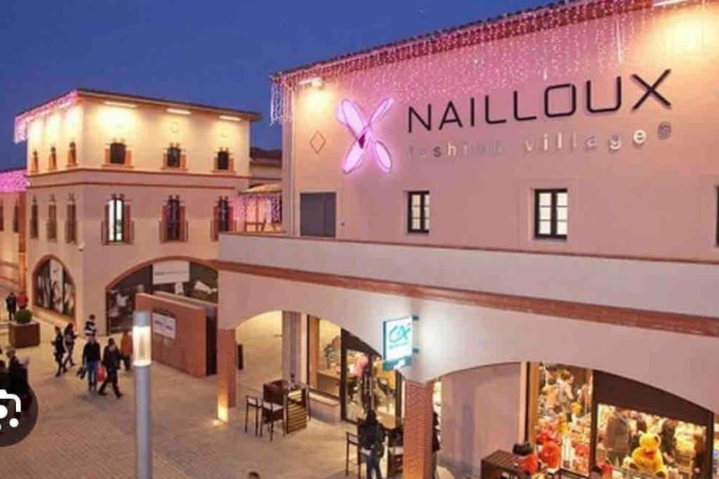 Un bâtiment avec un papillon sur son côté dans l'établissement Élégance Lauragaise * Wifi * Netflix * Terrasse, à Villefranche-de-Lauragais