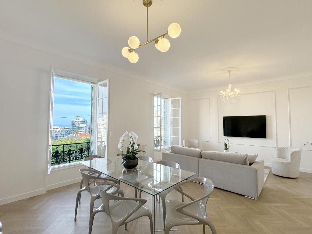 uma sala de estar com uma mesa de vidro e um sofá em 3 pièces rénové Limitrophe Monaco em Beausoleil