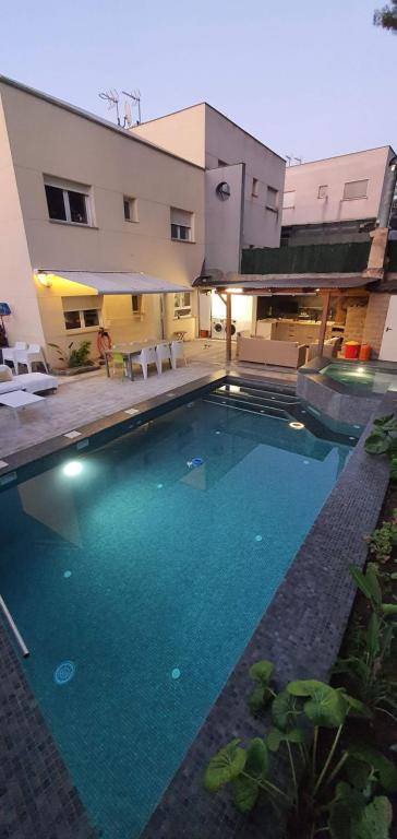 duży basen przed budynkiem w obiekcie Urbanizacion El Pantano villa 4 dormitorios w mieście Alcora