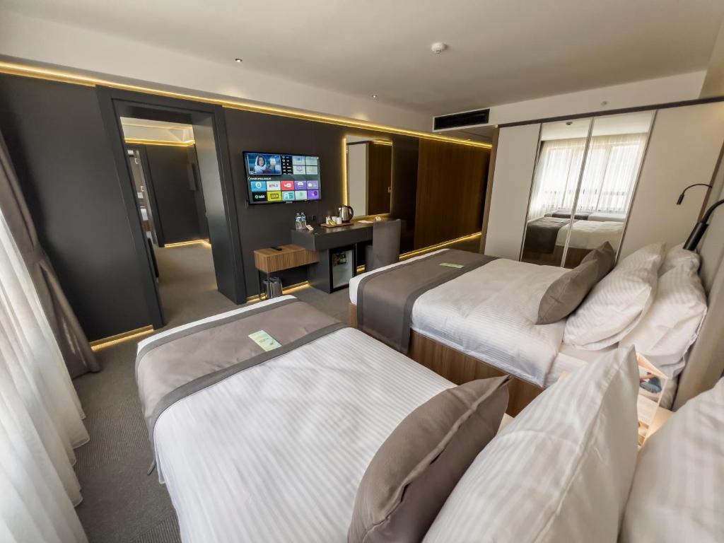 TV a/nebo společenská místnost v ubytování Sera Lake Center Hotel